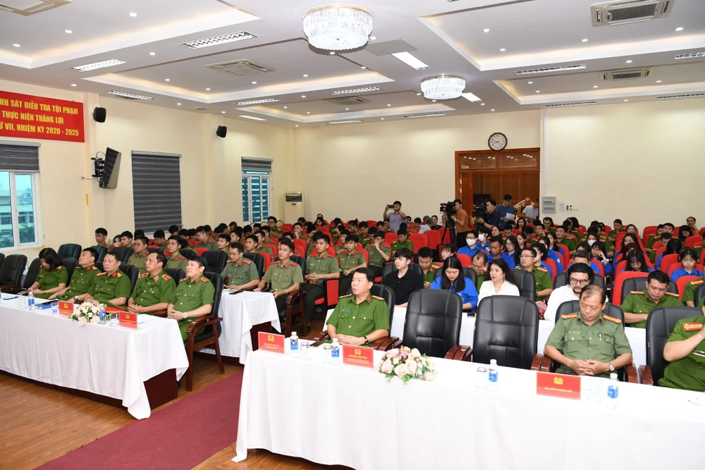 Toàn cảnh buổi lễ trao giải. Ảnh: BCA