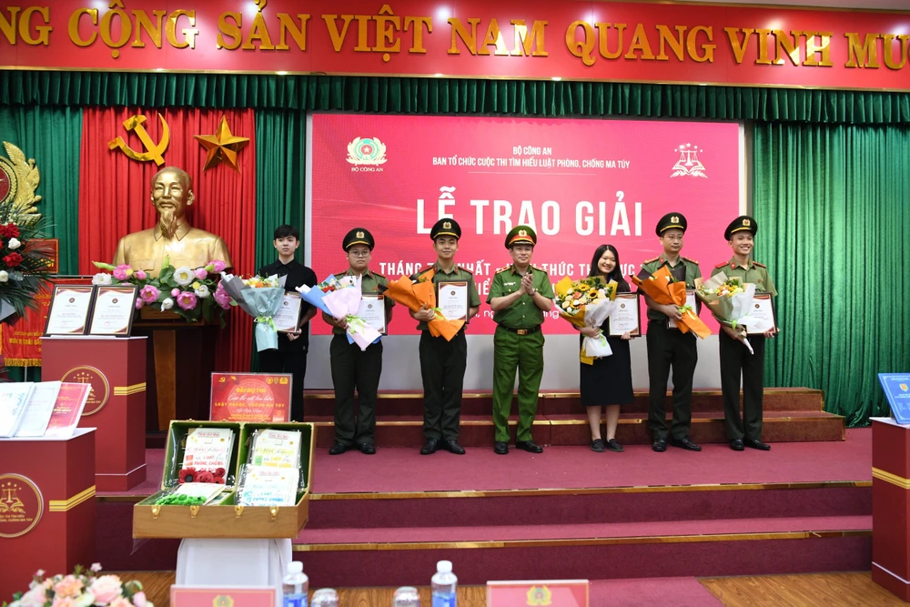 Trung tướng Nguyễn Văn Viện trao giải cho các cá nhân có thành tích xuất sắc. Ảnh: BCA