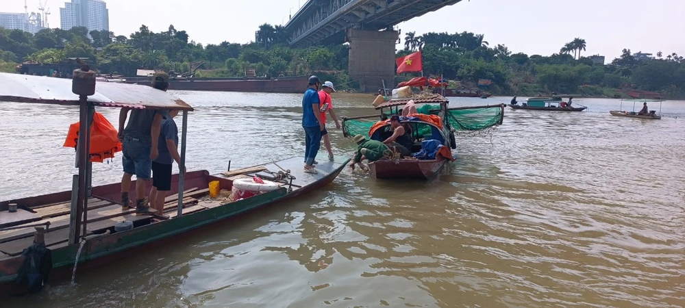 1 người chết khi thuyền đánh cá chìm trên sông Hồng