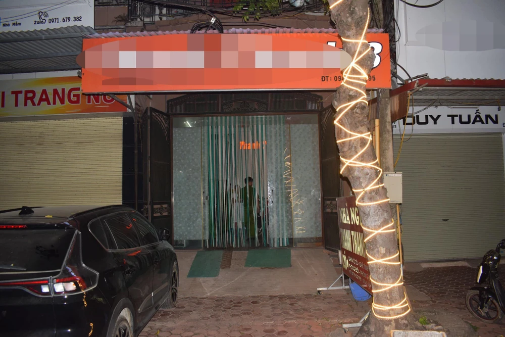 Mâu thuẫn tại nhà nghỉ, vợ chồng giằng co dao khiến một người tử vong