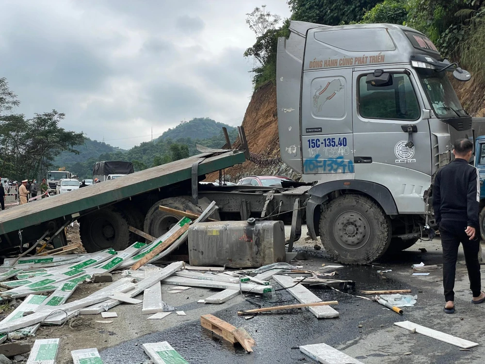 Tai nạn liên hoàn trên quốc lộ 6, giao thông ùn tắc 4km.jpg
