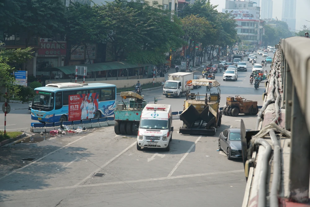 Ngoài ra, cấm các phương tiện đi thẳng, rẽ trái dưới gầm cầu Ngã Tư Sở theo hướng Nguyễn Trãi đi Tây Sơn, đi đường Láng. Thay vào đó, các phương tiện từ đường Nguyễn Trãi đến nút giao dưới gầm cầu sẽ phải rẽ phải đi về đường Trường Chinh và quay đầu tại điểm mở trên đường Trường Chinh (cách nút giao 760 m). Sau đó, các phương tiện có thể đi thẳng về đường Láng hoặc rẽ phải để đi Tây Sơn.
