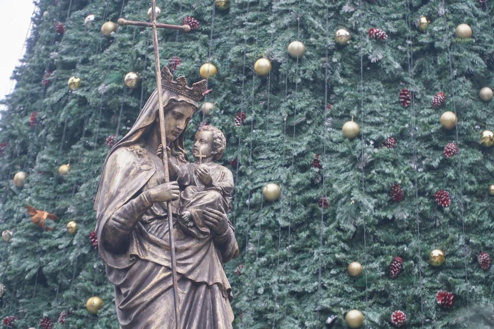 Cận cảnh những cây thông noel 'khổng lồ' ở Hà Nội phục vụ dịp Giáng sinh 2023