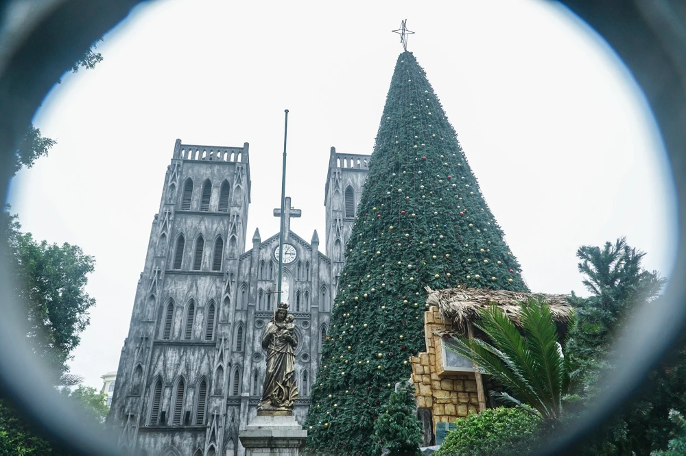 Cận cảnh những cây thông noel 'khổng lồ' ở Hà Nội phục vụ dịp Giáng sinh 2023