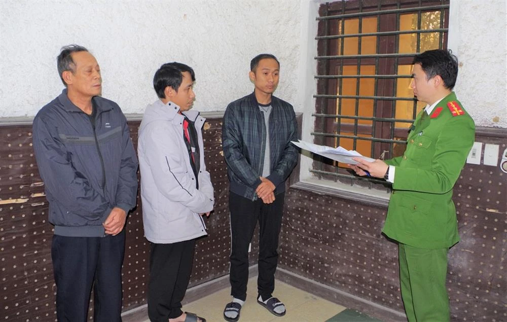 Lấy lời khai của những người bán giấy khám sức khỏe giả