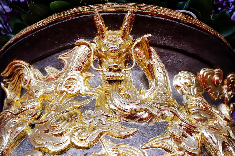 Phần chậu lan được làm thủ công, dát vàng 24k, do một nghệ nhân người Thái Bình chế tác.