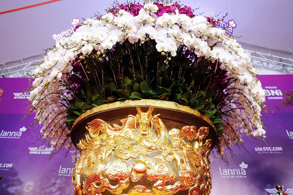 Đại diện đơn vị thực hiện cho biết, sự kết hợp giữa 9 tầng hoa lan và chậu mạ vàng 24k hình rồng hứa hẹn tạo nên không gian sang trọng cho ngôi nhà của chủ nhân Tết Nguyên Đán 2024.