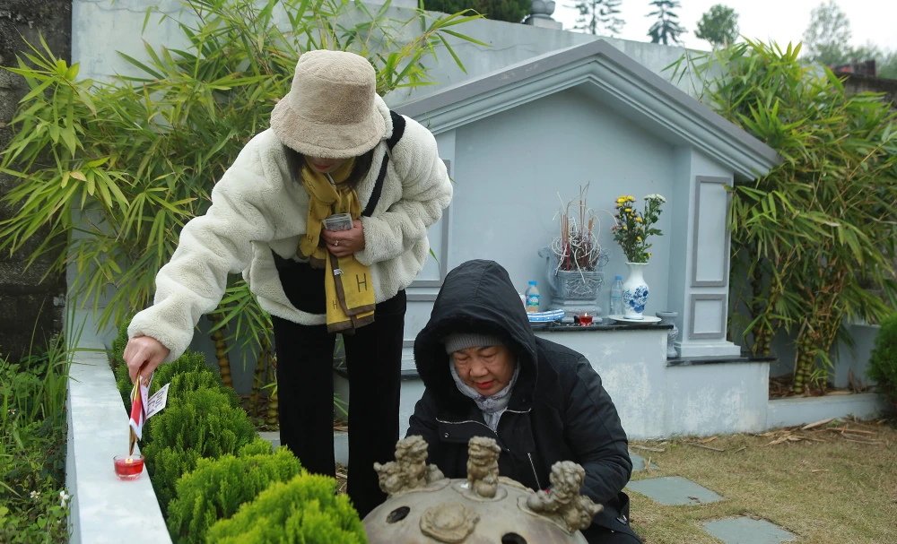 Người dân tấp nập tảo mộ lạc hồng viên-5