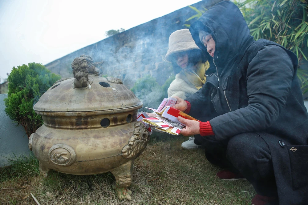 Người dân tấp nập tảo mộ lạc hồng viên