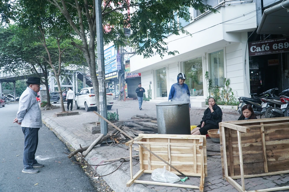 Người dân Hà Nội đốt lửa nấu bánh chưng đón Tết Nguyên đán