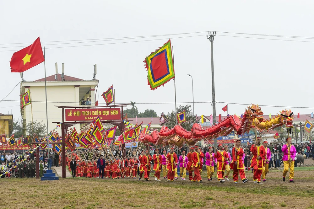 Lễ hội Tịch điền Đọi Sơn năm 2024 tại xã Tiên Sơn, thị xã Duy Tiên, tỉnh Hà Nam đã chính thức diễn ra. Đây là lễ hội truyền thống xuống đồng cày ruộng, cầu cho một năm mưa thuận gió hòa, mùa màng bội thu, được UBND tỉnh Hà Nam phục dựng và tổ chức quy mô lớn trong nhiều năm gần đây.