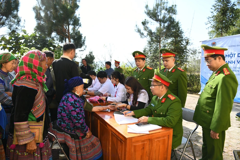 C04 phối hợp khám bệnh, tặng quà cho người dân ở Lào Cai