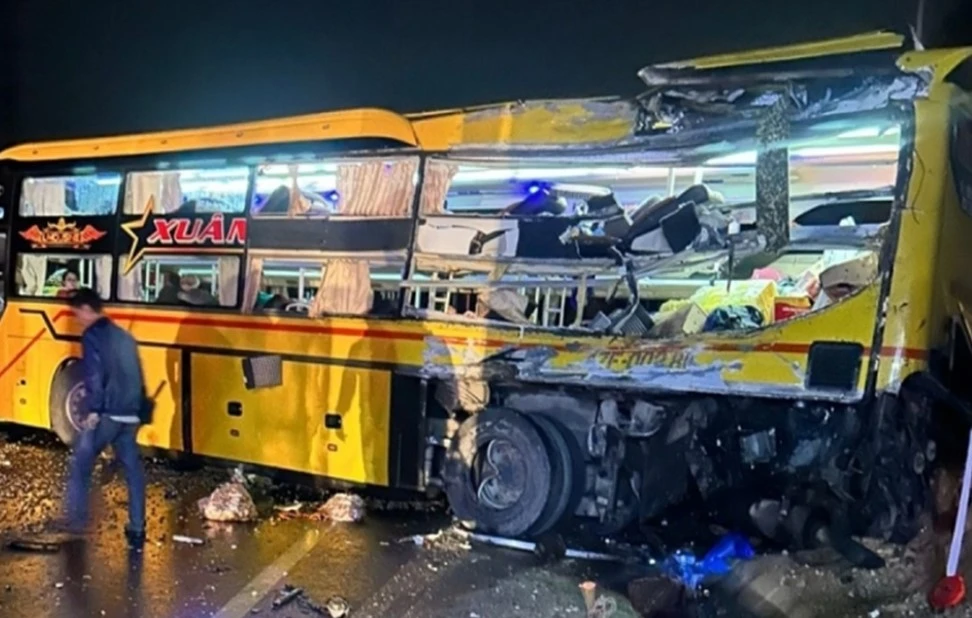 Hiện trường vụ tai nạn xe khách khiến nhiều người thương vong. Ảnh CTV