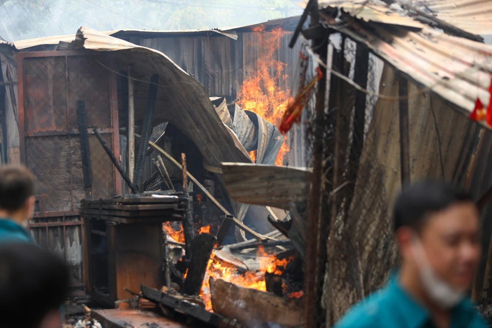 Hà Nội: Đám cháy lớn tại khu lán tạm diện tích 200m2