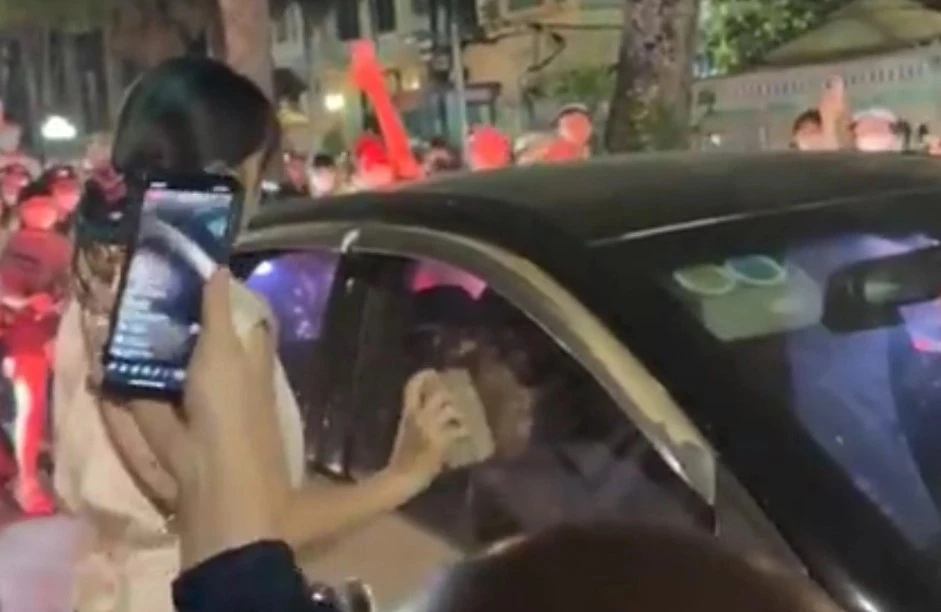 Xác minh sự việc người phụ nữ nghi đánh ghen, dùng gạch đập ô tô trên phố Hà Nội