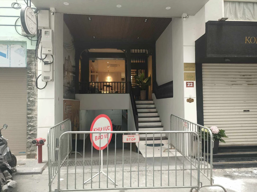 Hà Nội: Sập mái kính tại công trình 7 tầng, 2 người chết