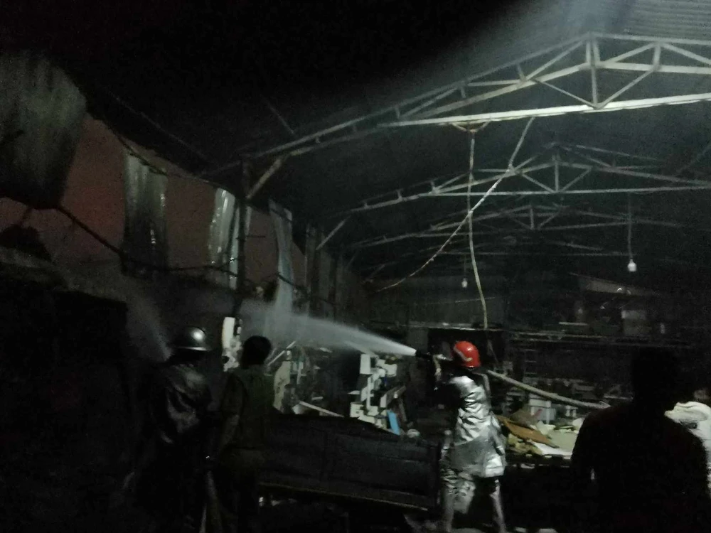 Cháy lớn tại xưởng làm biển quảng cáo