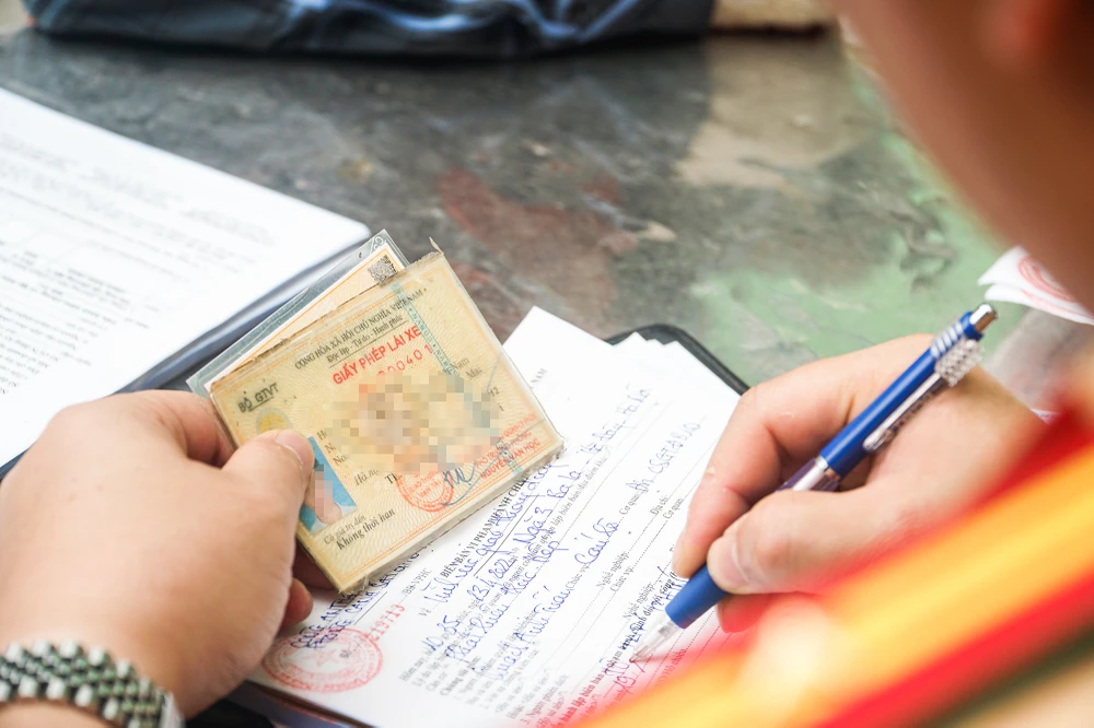 CSGT xử lý hàng loạt xe chở hàng cồng kềnh, tài xế phân trần 'chỉ vì mưu sinh'