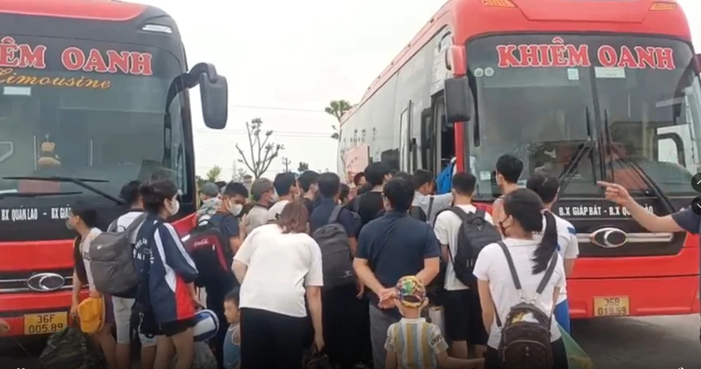 Xe khách 26 chỗ nhét 57 người, tài xế còn vi phạm nồng độ cồn