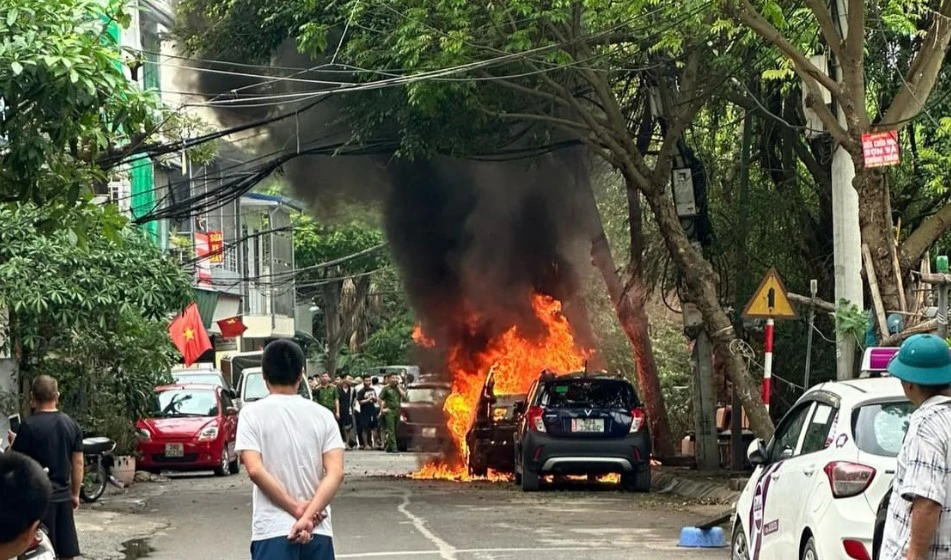 Ô tô BMW đang đỗ thì bốc cháy, bị lửa thiêu rụi trơ khung