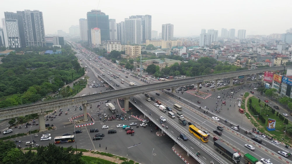 Hà Nội: Giao thông dễ thở trong ngày đầu sử dụng tạm cầu vượt Mai Dịch mở rộng