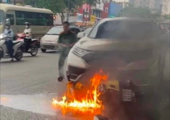 Xe máy bốc cháy dữ dội trước đầu ô tô sau va chạm