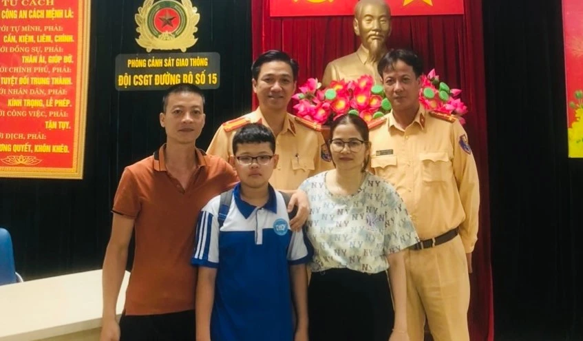 Đội CSGT số 15, Công an Hà Nội đã kịp thời giúp cháu bé 12 tuổi đi lạc