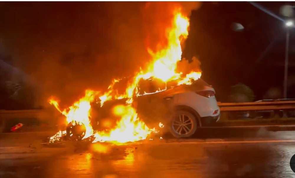 Ô tô bốc cháy dữ dội giữa trời mưa
