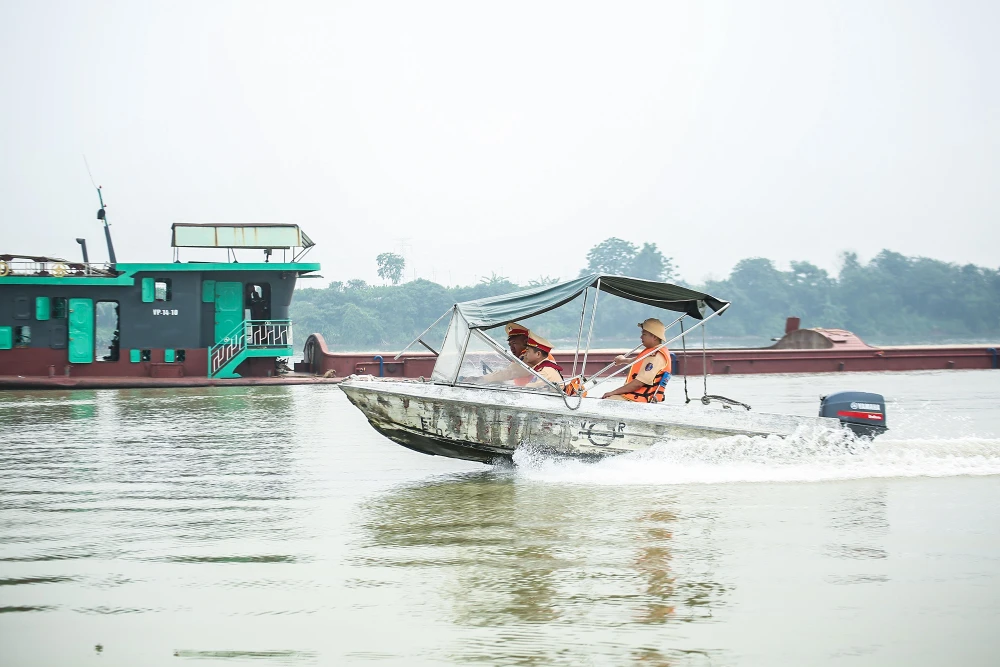 CSGT đường thuỷ Hà Nội tổ chức tuần tra