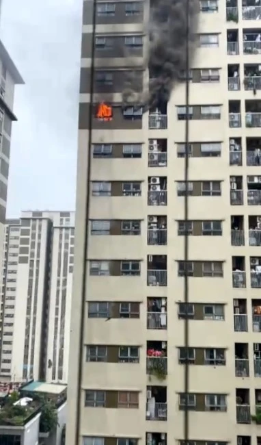 Đám cháy bất ngờ giữa trưa ở căn hộ tầng 14 tại khu nhà ở xã hội The Vesta 3