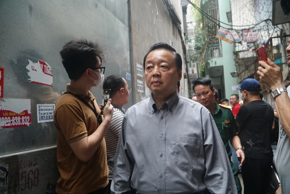 Sáng nay, Phó Thủ tướng Trần Hồng Hà đã xuống trực tiếp hiện trường vụ cháy. Ảnh PHI HÙNG