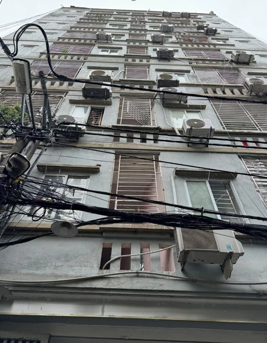 Hàng chục người thoát nạn trong đám cháy chung cư mini giữa trời mưa ở Hà Nội