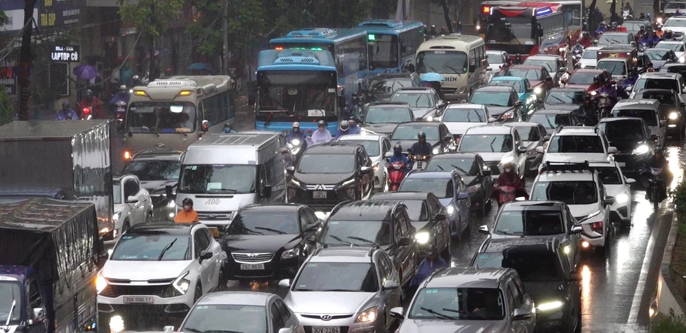 Cơn mưa lớn kéo dài đúng giờ đi làm buổi sáng, gây ùn tắc phố phường Hà Nội