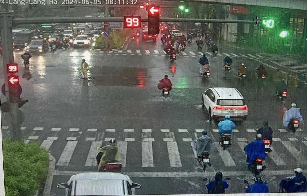 Cơn mưa lớn kéo dài đúng giờ đi làm buổi sáng, gây ùn tắc phố phường Hà Nội