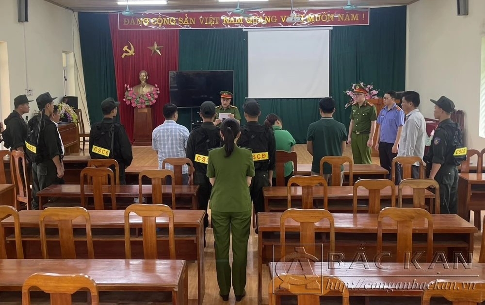 Lập khống hồ sơ chi tiêu, bí thư và chủ tịch xã ở tỉnh Bắc Kạn bị bắt