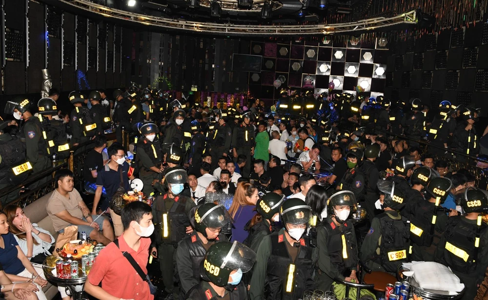 Thời điểm cảnh sát ập vào kiểm tra tại quán bar Phương Lâm. Ảnh CA