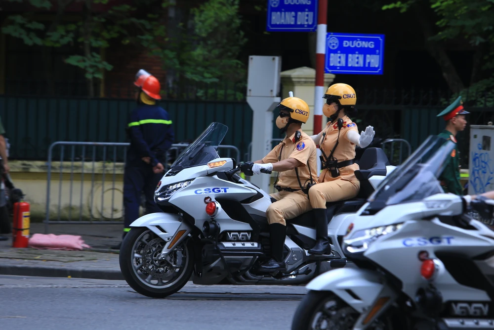 Hình ảnh đoàn xe Tổng thống Putin rời khách sạn chính thức chuyến thăm cấp nhà nước Việt Nam