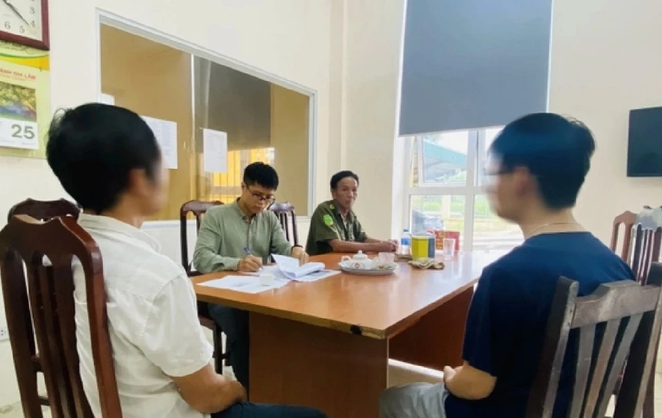 Công an làm việc với 1 nam sinh để xác minh thông tin lộ đề thi tốt nghiệp THPT 2024