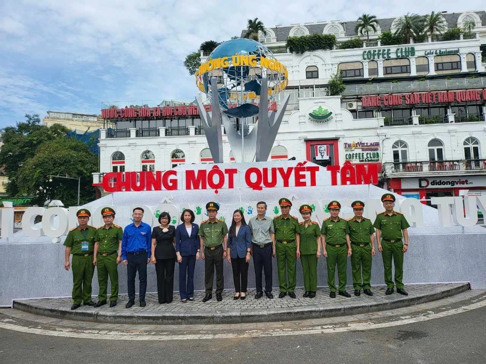 Các đại biểu chụp ảnh lưu niệm. Ảnh CA