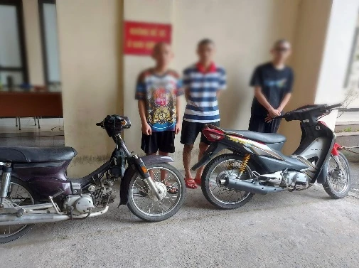 Các thiếu niên trong nhóm “cú đêm khát máu’ bị công an bắt giữ sau khi gây thương tích cho người dân. Ảnh CA