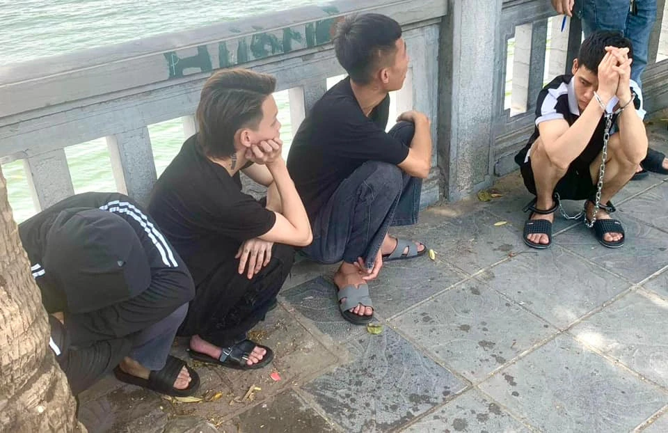 Bắt nhóm thanh niên đánh người đi đường vì 'ngứa mắt'