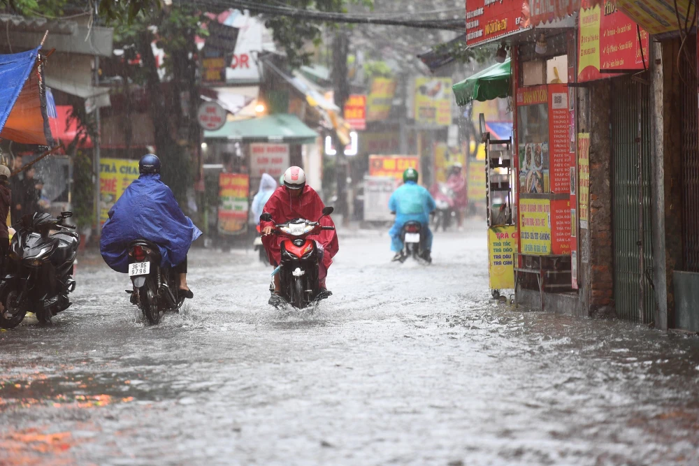Ảnh hưởng bão số 2, nhiều tuyến phố ở Hà Nội ngập sâu