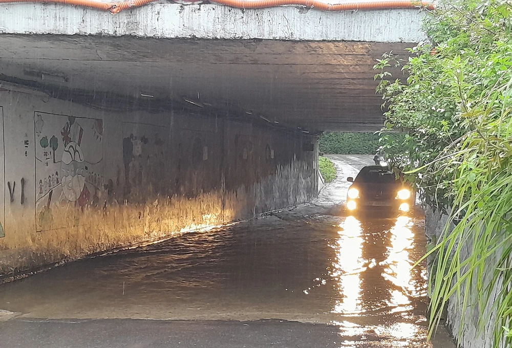 Ảnh hưởng bão số 2, nhiều tuyến phố ở Hà Nội ngập sâu