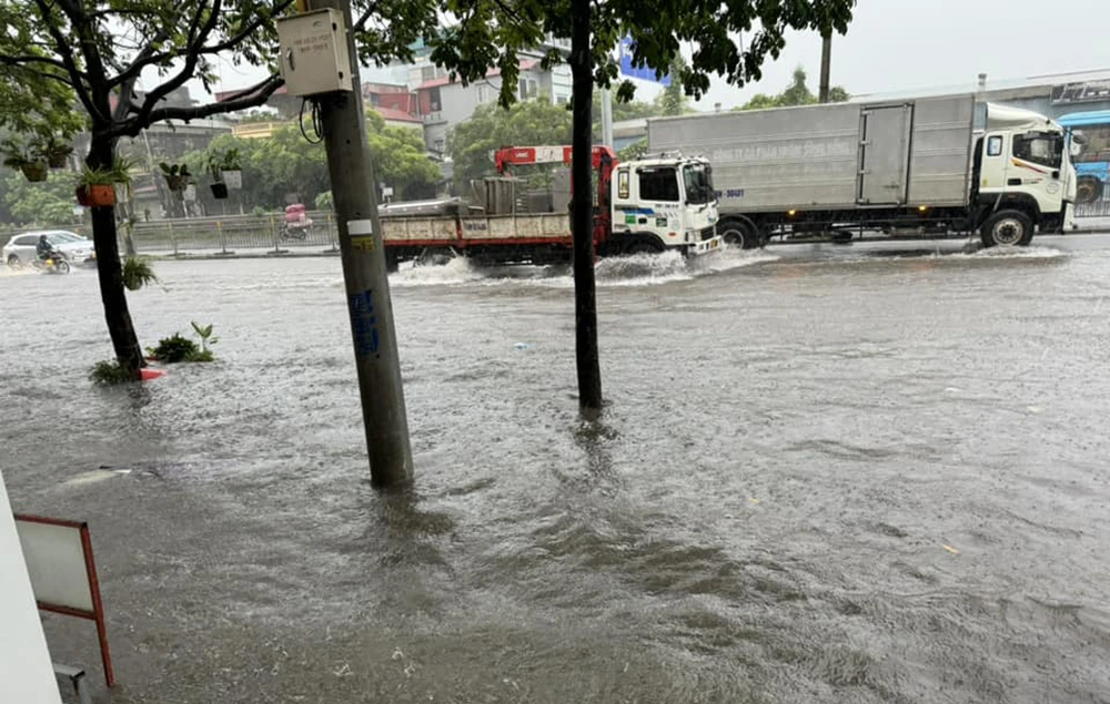 Ảnh hưởng bão số 2, nhiều tuyến phố ở Hà Nội ngập sâu