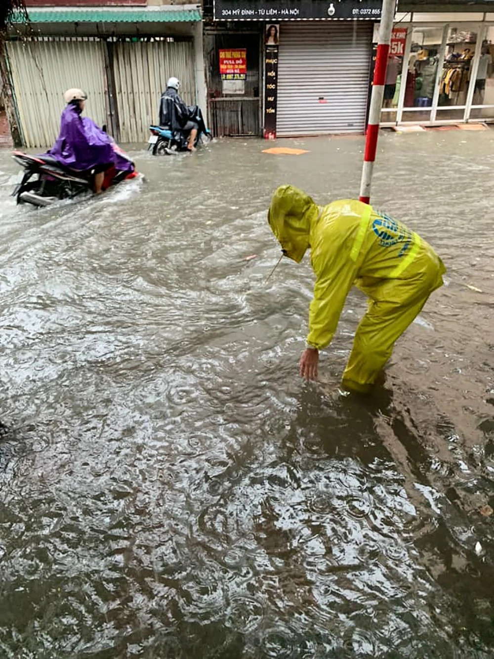 Ảnh hưởng bão số 2, nhiều tuyến phố ở Hà Nội ngập sâu