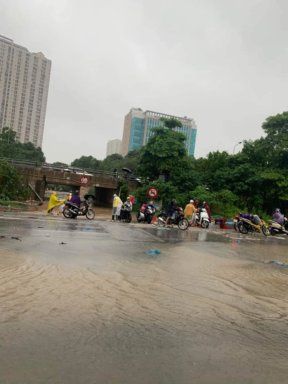 Ảnh hưởng bão số 2, nhiều tuyến phố ở Hà Nội ngập sâu