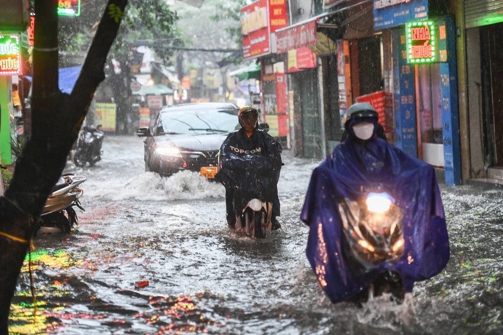 Ảnh hưởng bão số 2, nhiều tuyến phố ở Hà Nội ngập sâu