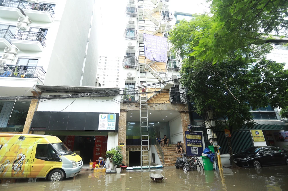 Giải cứu xe máy bị kẹt trong hầm của chung cư mini ở Hà Nội