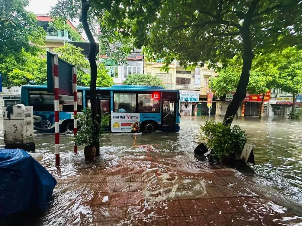 Hà Nội bị ngập sâu, giao thông có chỗ bị tê liệt sau trận mưa lớn