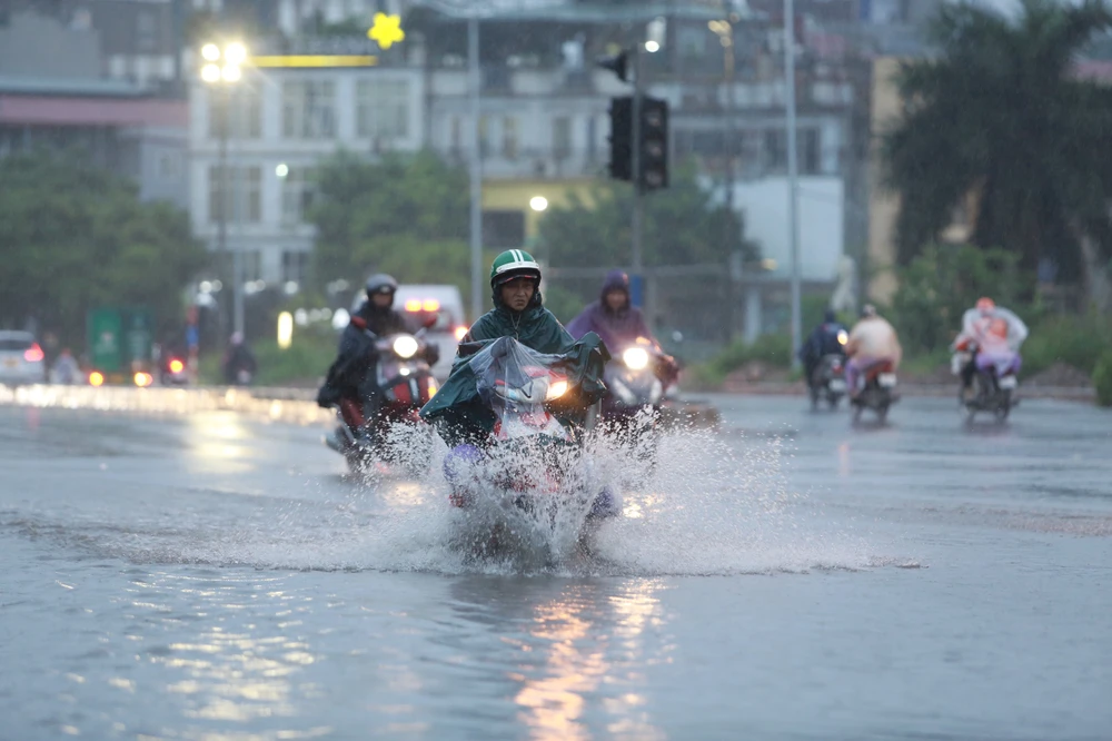 Hà Nội bị ngập sâu, giao thông có chỗ bị tê liệt sau trận mưa lớn